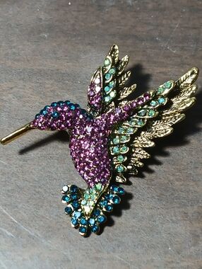 Multicolor Rhinestone Hummingbird Brooch Pin Gold Tone Purple Blue Pink Bird